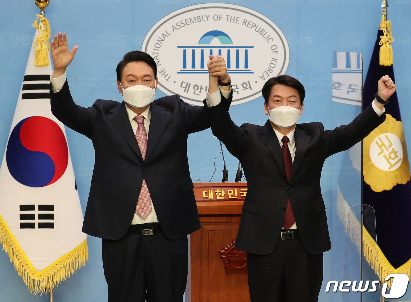 윤석열 국민의힘 대선 후보와 안철수 국민의당 대선 후보가 2022년 3월 3일 오전 서울 여의도 국회 소통관에서 단일화 기자회견을 마친 뒤 손을 맞잡고 있다. 2022.3.3/뉴스1 ⓒ News1 이동해 기자