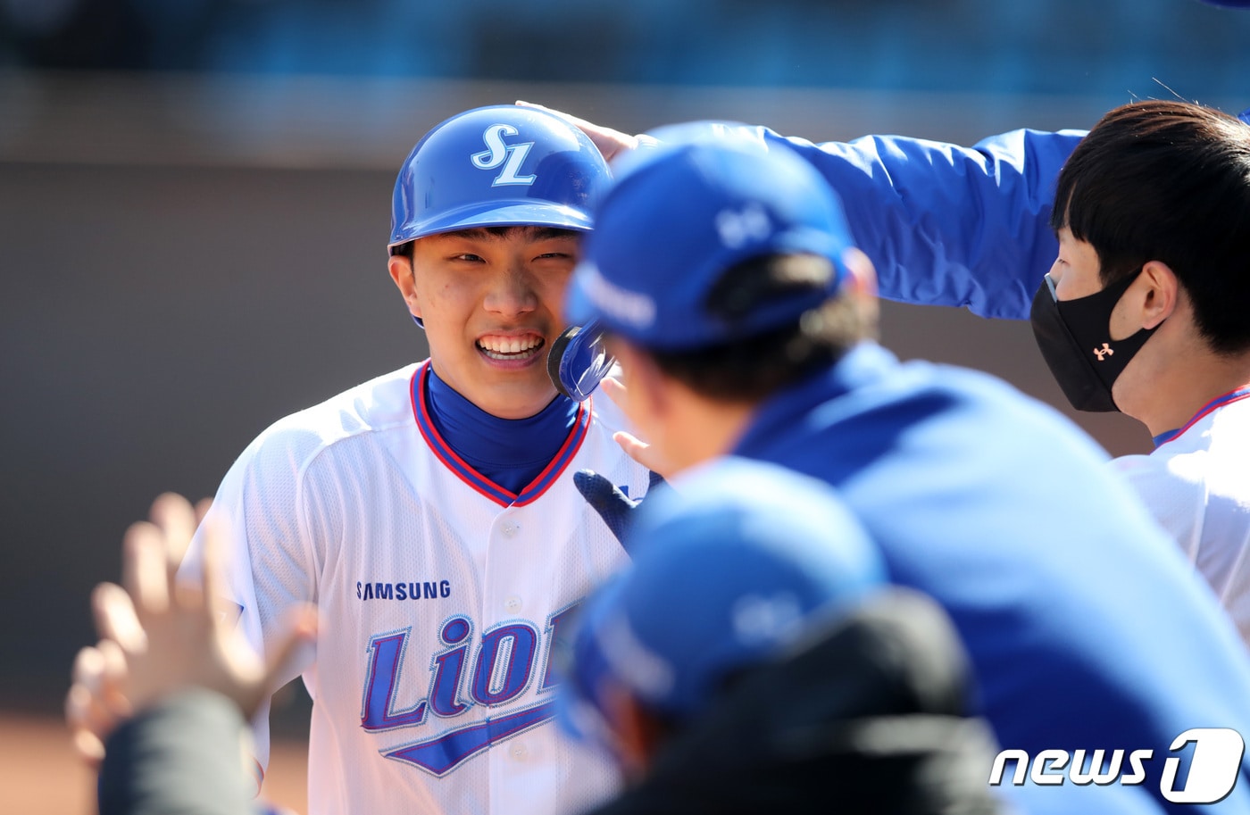 삼성 신인 이재현이 3일 KIA와 연습경기에서 홈런을 친 뒤 더그아웃에서 동료들의 축하를 받고 있다.(삼성 라이온즈 제공)ⓒ 뉴스1