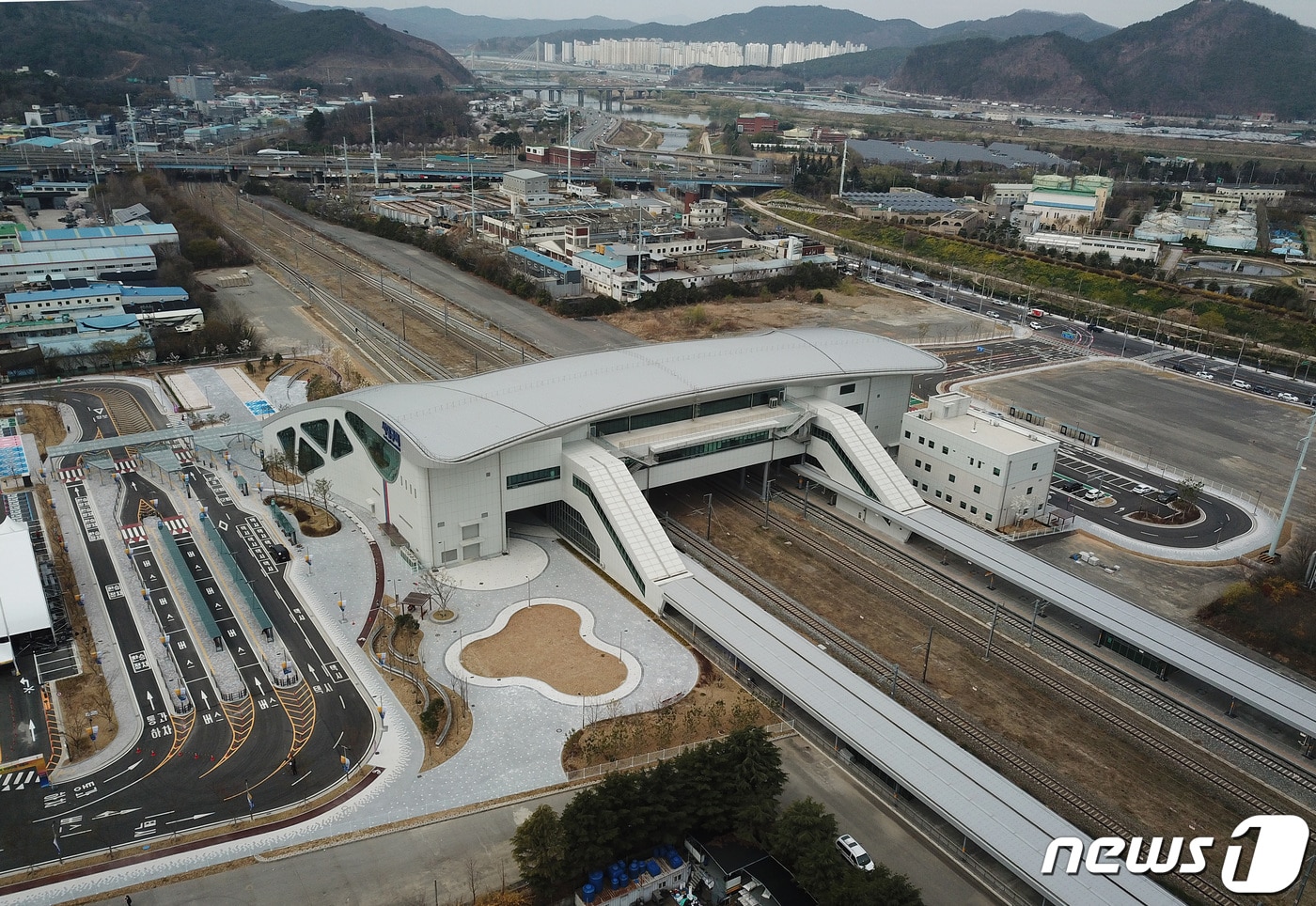 대구의 동서 균형발전과 지역 경제성장의 핵심축이 될 서대구역이 착공 3년 만인 2022년 3월31일 개통했다. 대구 서구 이현동 서대구역 전경. 2022.3.30 ⓒ 뉴스1 공정식 기자