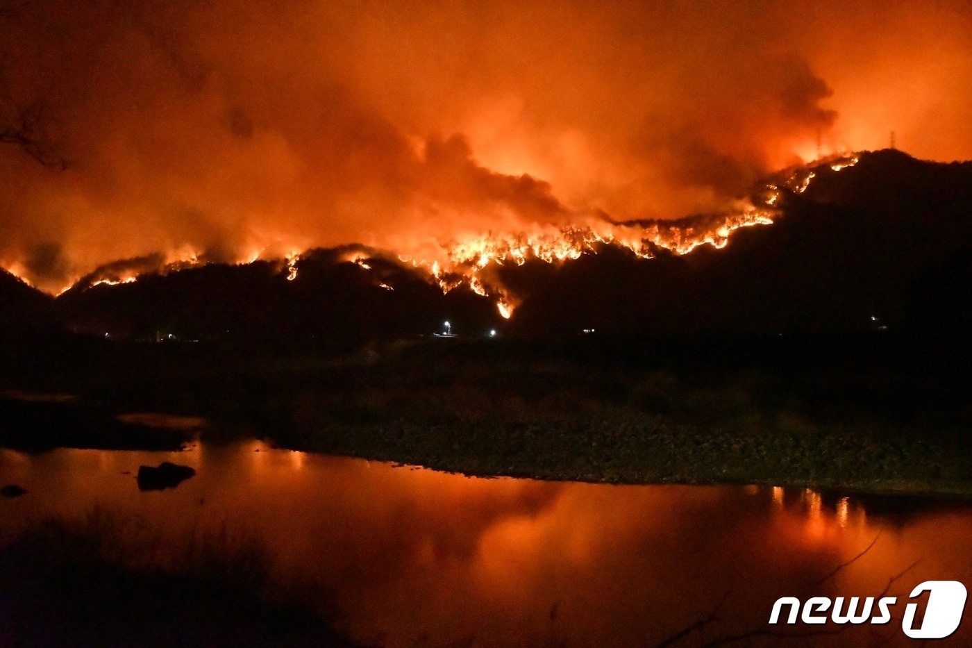 4일 경북 울진에서 발생한 산불이 강원 삼척으로 번진 가운데 진화당국은 야간 진화체제로 전환했다. 사진은 산불이 '산양마을'로 알려진 원덕읍 산양2리 고적마을 뒷산으로 번지는 모습.(삼척시 제공)2022.3.4/뉴스1 ⓒ News1 윤왕근 기자