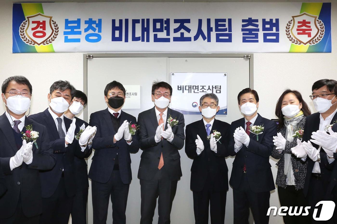 류근관 통계청장(왼쪽에서 5번째)이 7일 대전 본청에서 열린 통계청 비대면조사팀 현판식에 참석해 기념 촬영하고 있다. (통계청 제공) ⓒ 뉴스1