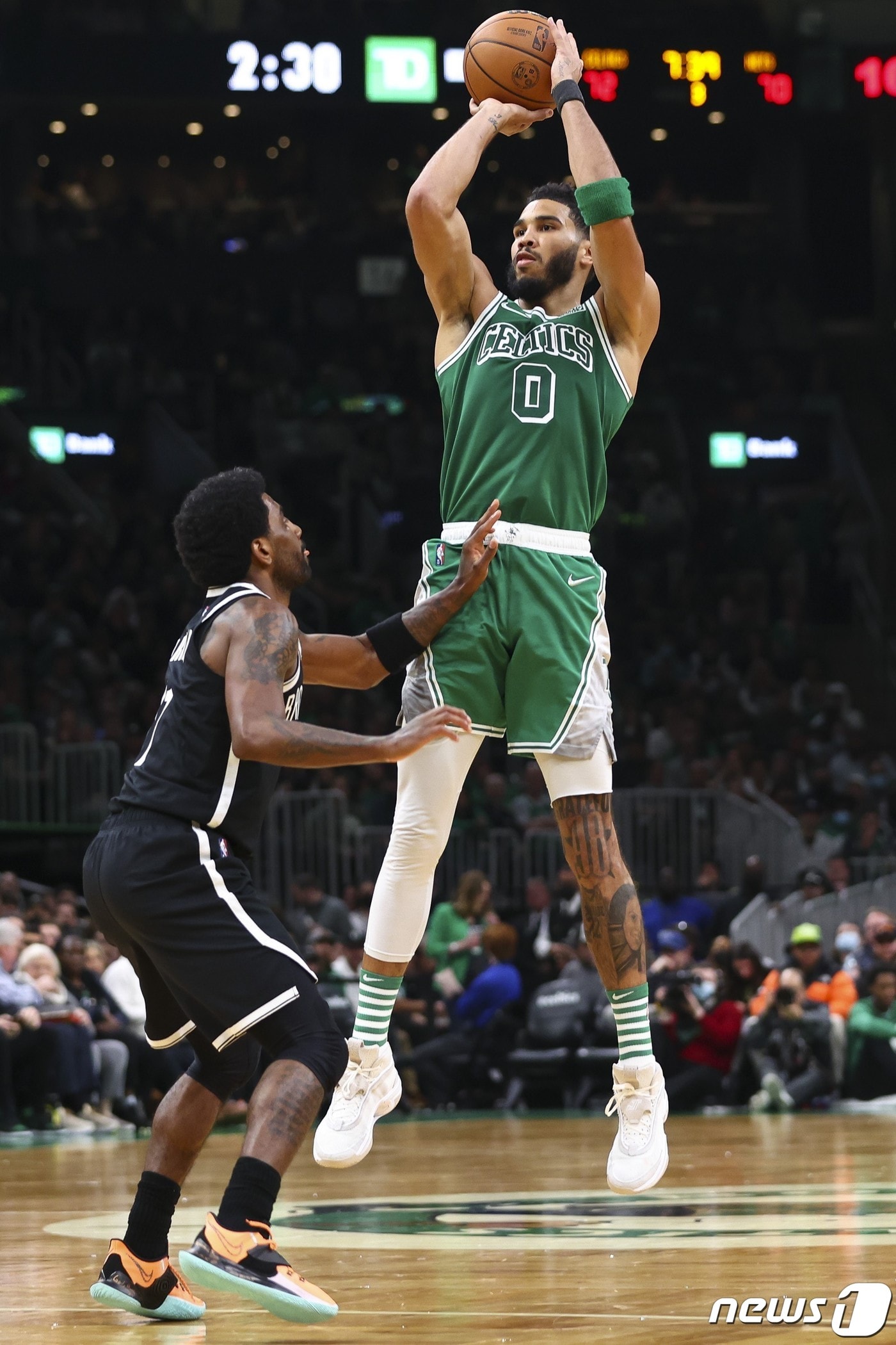 보스턴 셀틱스 제이슨 테이텀이 7일(한국시간) 브루클린 네츠와의 경기에서 점프슛을 시도하고 있다. ⓒ AFP=뉴스1