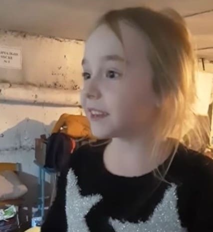 우크라이나의 한 방공호 안에서 소녀가 애니메이션 '겨울왕국'의 주제곡을 부르고 있다. (페이스북 갈무리) ⓒ 뉴스1