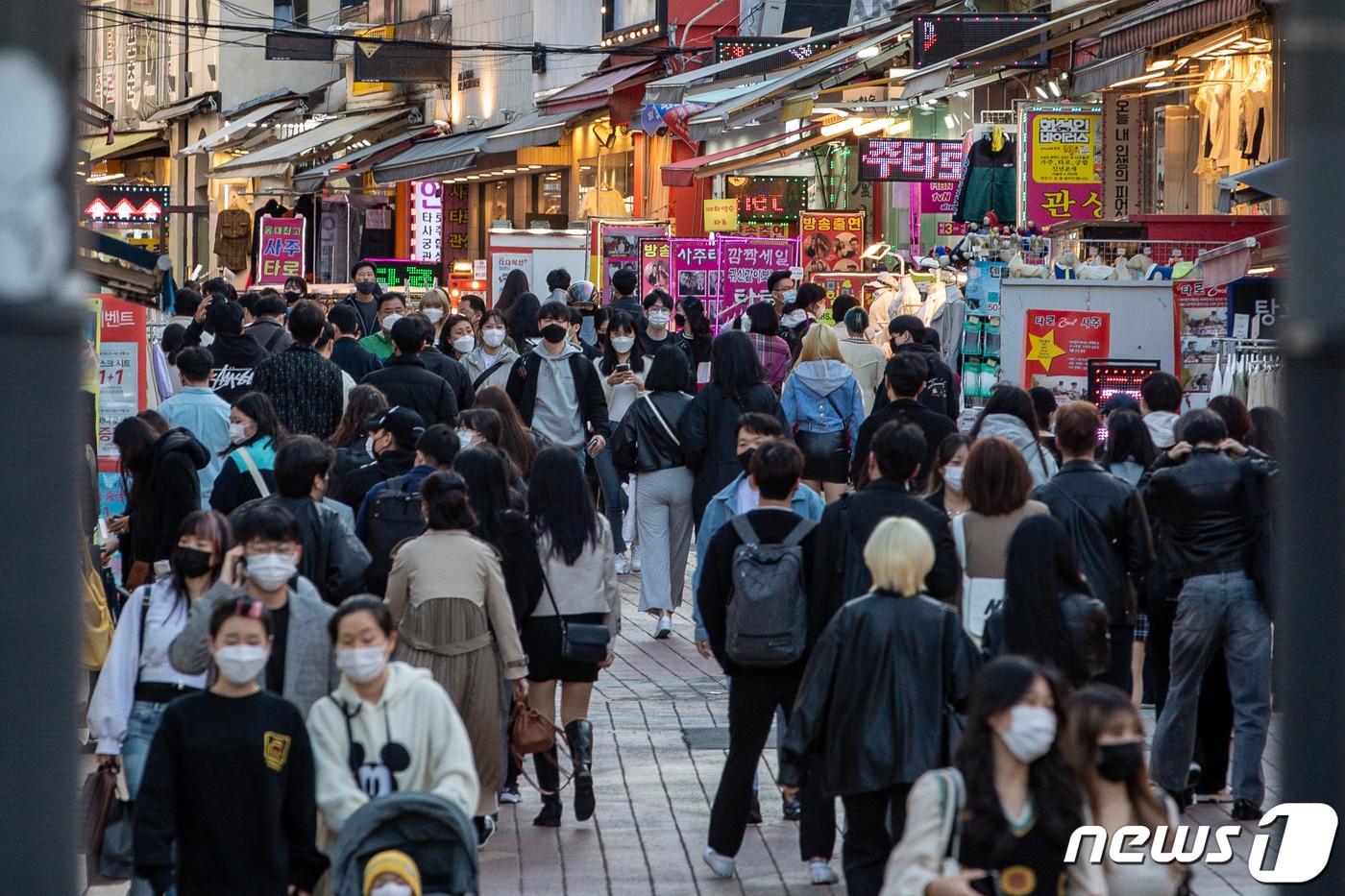 2022년 4월1일 서울 마포구 홍대 앞이 시민들로 붐비고 있다. 홍대입구 지역도 소규모 상인들이 떠나게 되는 등 젠트리피케이션(둥지 내몰림)이 일어난 곳이다. 2022.4.1/뉴스1 ⓒ News1 유승관 기자