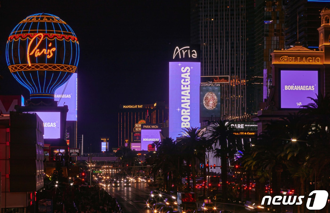 7일 저녁(현지시간) 그룹 방탄소년단(BTS)의 콘서트 '퍼미션 투 댄스 온 스테이지'가 열리는 미국 라스베이거스 도심이 BTS의 상징색인 보라색으로 물들고 있다. (하이브 제공) 2022.4.10/뉴스1