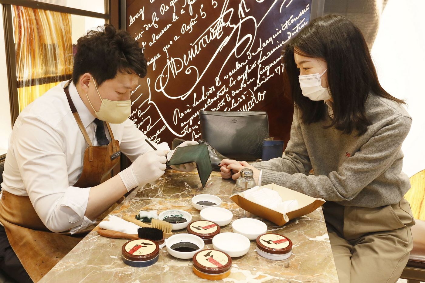 갤러리아명품관 웨스트 4층 벨루티 사보아 페어에서 전문 컬러리스트가 파티나 염색 작업을 진행하고 있다.(갤러리아백화점 제공)ⓒ 뉴스1