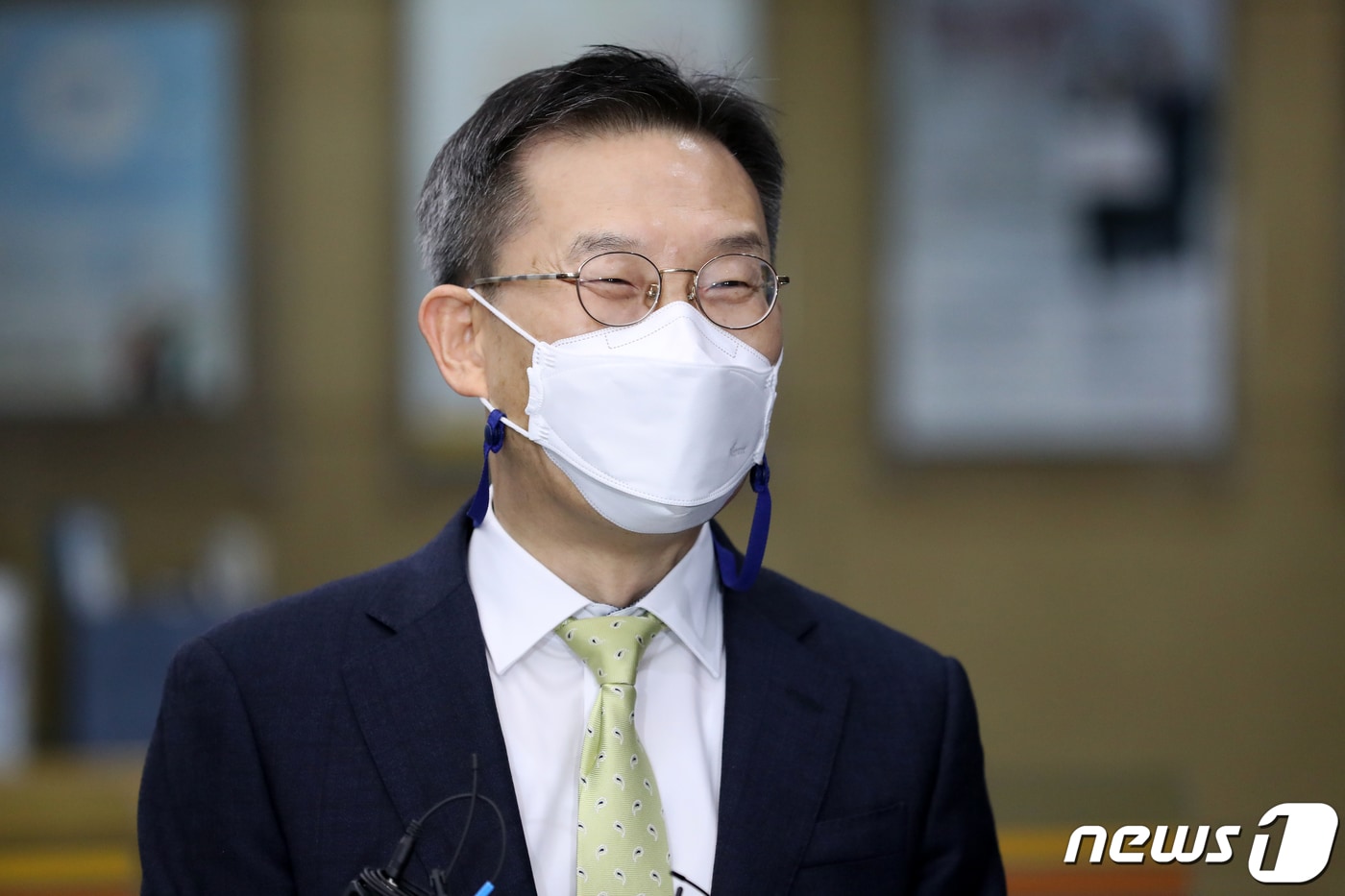 이종호 과학기술정보통신부 장관 후보자가 지난 11일 오전 서울 종로구 광화문 우체국에 마련된 인사청문회 준비 사무실로 출근하며 취재진의 질문에 답하고 있다. 2022.4.11/뉴스1 ⓒ News1 이승배 기자