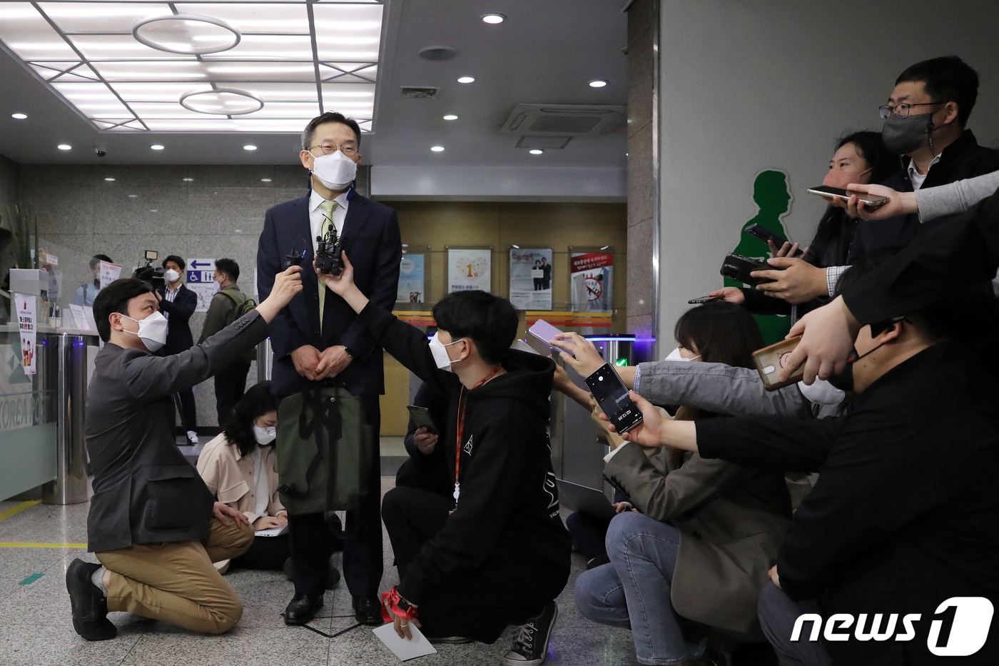 이종호 과학기술정보통신부 장관 후보자가 11일 오전 서울 종로구 광화문 우체국에 마련된 인사청문회 사무실로 출근하며 취재진의 질문에 답하고 있다. 2022.4.11/뉴스1 ⓒ News1 이승배 기자