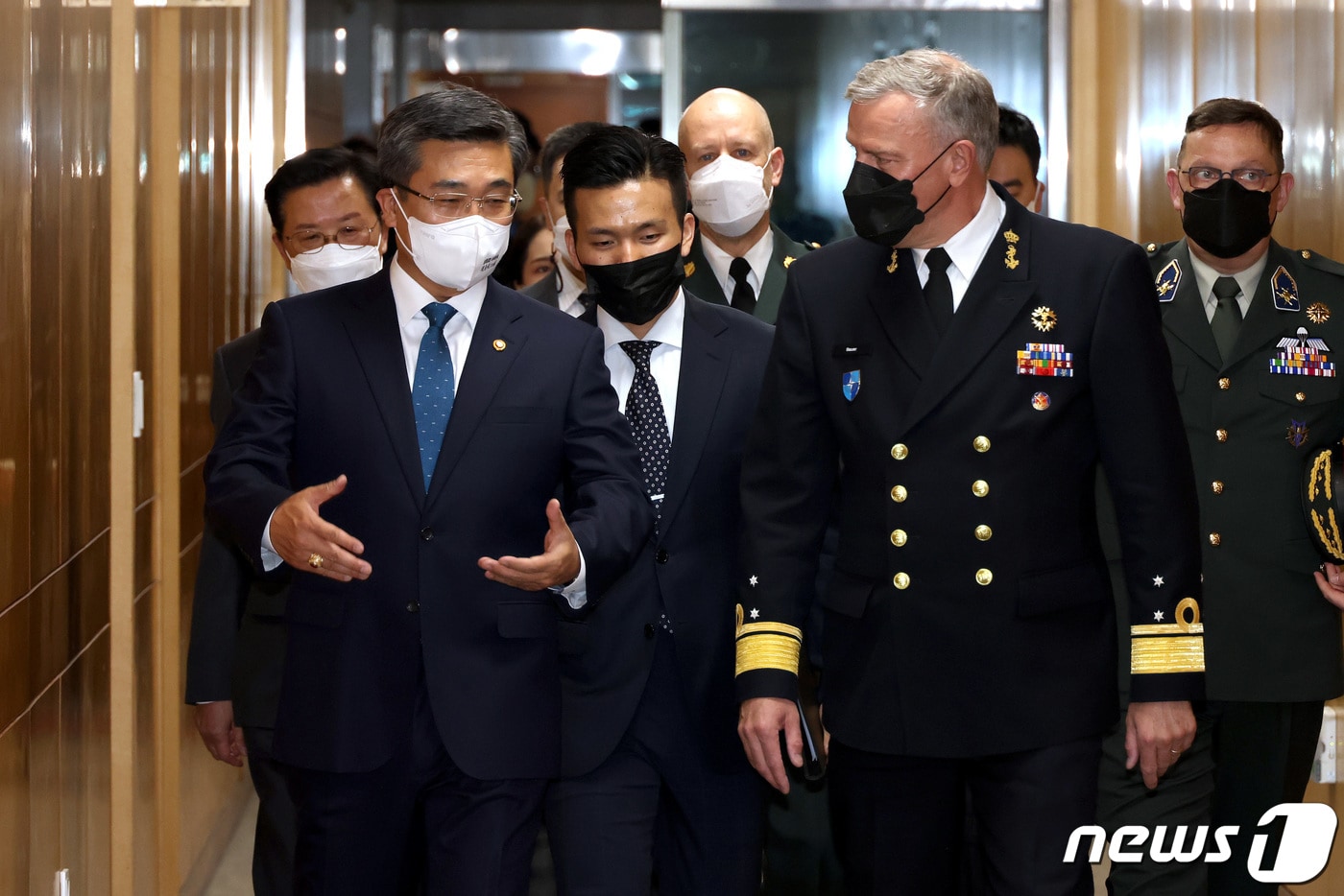 서욱 국방부 장관이 11일 오후 서울 용산구 국방부에서 롭 바우어(오른쪽) 북대서양조약기구(NATO·나토) 군사위원장과 이동하며 대화를 나누고 있다. (국방일보 제공) 2022.4.11/뉴스1