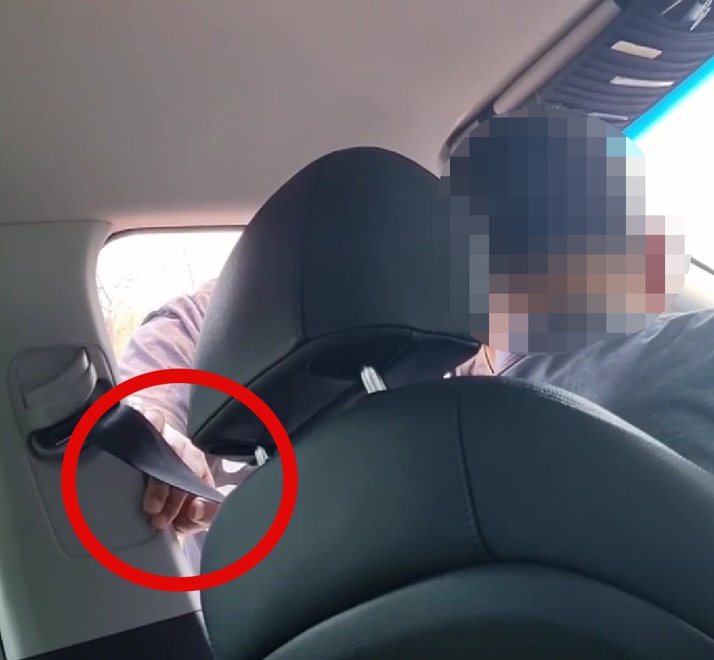 택시를 멈춰 세운 뒤 고함과 욕설을 내뱉은 운전자. ('보배드림' 갈무리) ⓒ 뉴스1