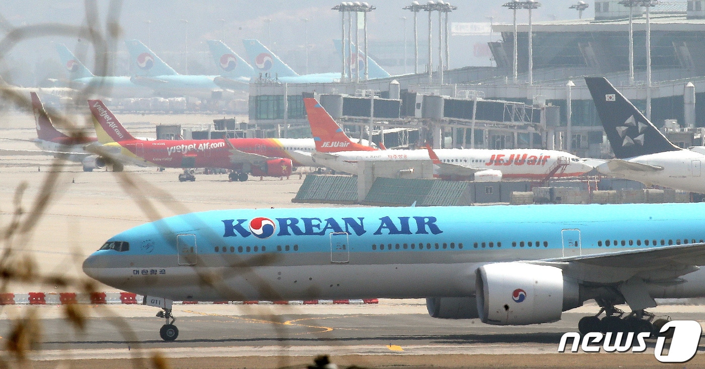 인천국제공항 계류장에 제주항공과 티웨이항공 여객기 모습. 2022.4.17/뉴스1 ⓒ News1 임세영 기자