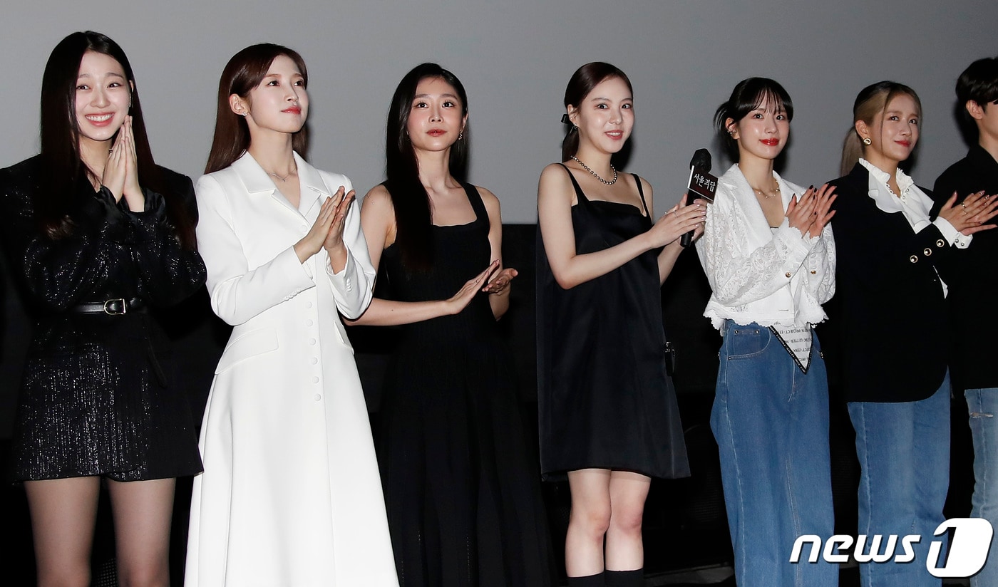 배우 이수민(왼쪽부터), 아린, 서지수, 이열음, 설아, 엑시가, 18일 오후 서울 강남구 코엑스에서 열린 '서울괴담' 언론시사회에서 무대 인사를 하고 있다. '서울괴담‘은 복수, 욕망, 저주에서 시작된 죽음보다 더한 공포를 선사하는 괴이하고 기이한 10가지 이야기를 다룬 옴니버스이다. 2022.4.18/뉴스1 ⓒ News1 권현진 기자