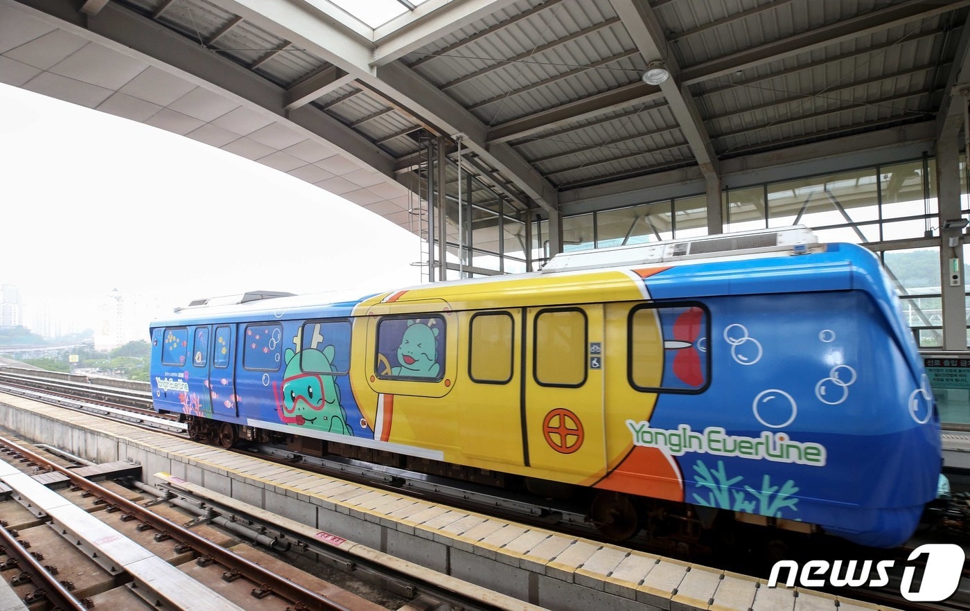 용인시 공식 캐릭터 조아용이 그려진 경전철 모습.(용인시 제공)