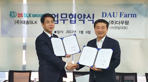 이 제이슨 대송(DS) SLK 회장(오른쪽), 서권일교수(왼쪽)가 지난 1월 대송 SLK 본사에서 세계 최초 발효헛개를 이용한 숙취해소음료 공동 개발 및 해외 진출을 위한 업무협약을 맺었다.ⓒ 뉴스1