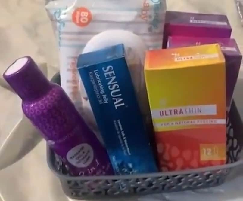 자담손이 아들의 16번째 생일을 맞아 선물한 '성관계 키트'. (틱톡 갈무리) ⓒ 뉴스1