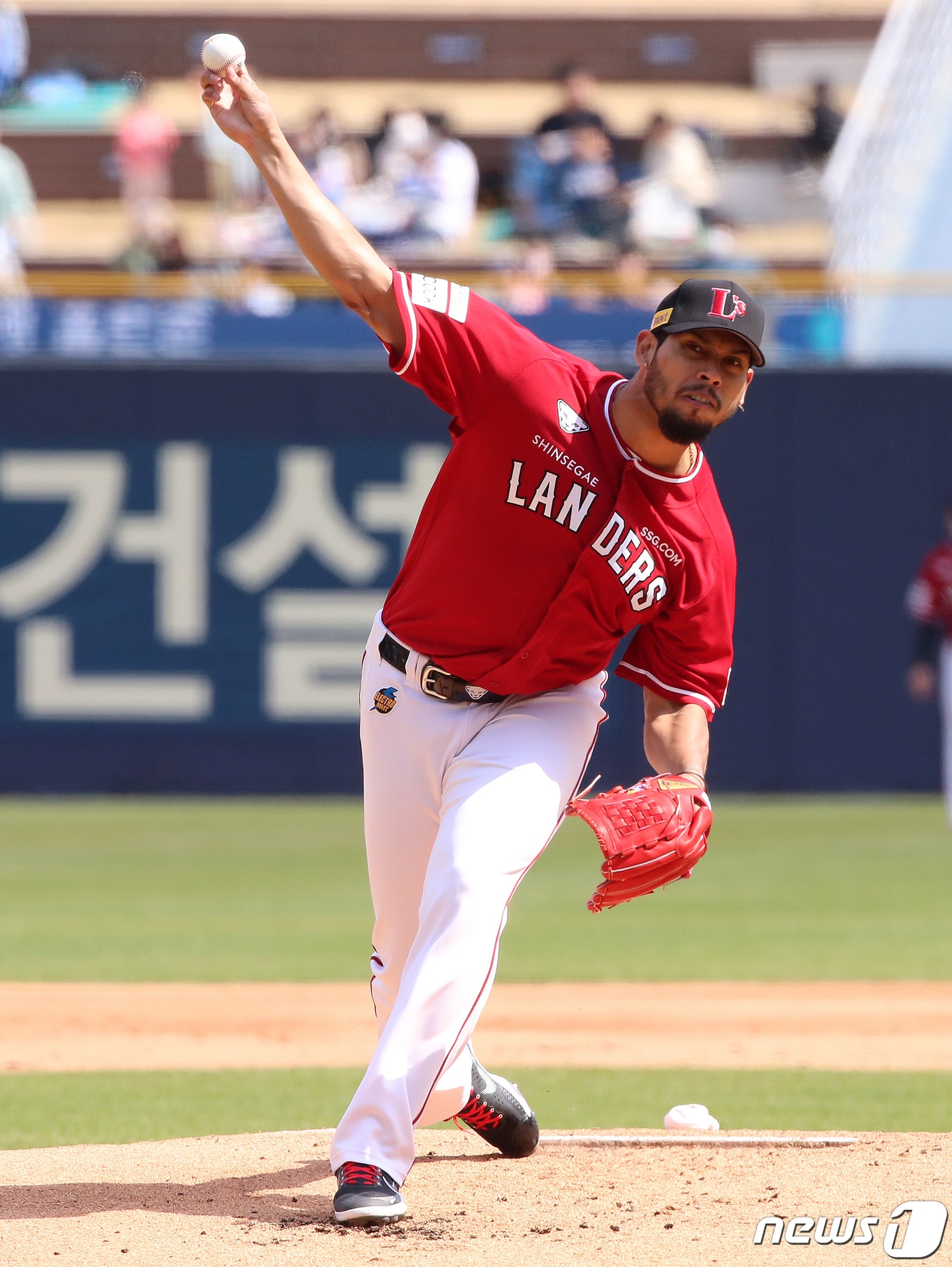 2일 경남 창원NC파크에서 열린 2022 신한 SOL KBO리그 공식 개막전 SSG랜더스와 NC다이노스의 경기, SSG 선발 폰트가 힘차게 공을 던지고 있다. 3년만에 100% 관중을 받으며 뜨거운 열기 속에서 펼쳐지는 2022 KBO리그는 육성응원은 제한되지만 취식을 허용하며 단계적으로 코로나19 이전으로 돌아간다. 2022.4.2/뉴스1 ⓒ News1 김진환 기자