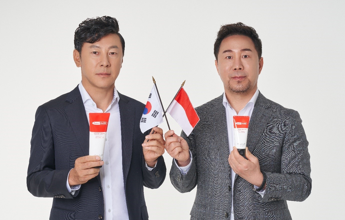 신태용 인도네시아 축구대표팀 감독(좌)과 박인철 파워풀엑스 대표이사(우)ⓒ 뉴스1