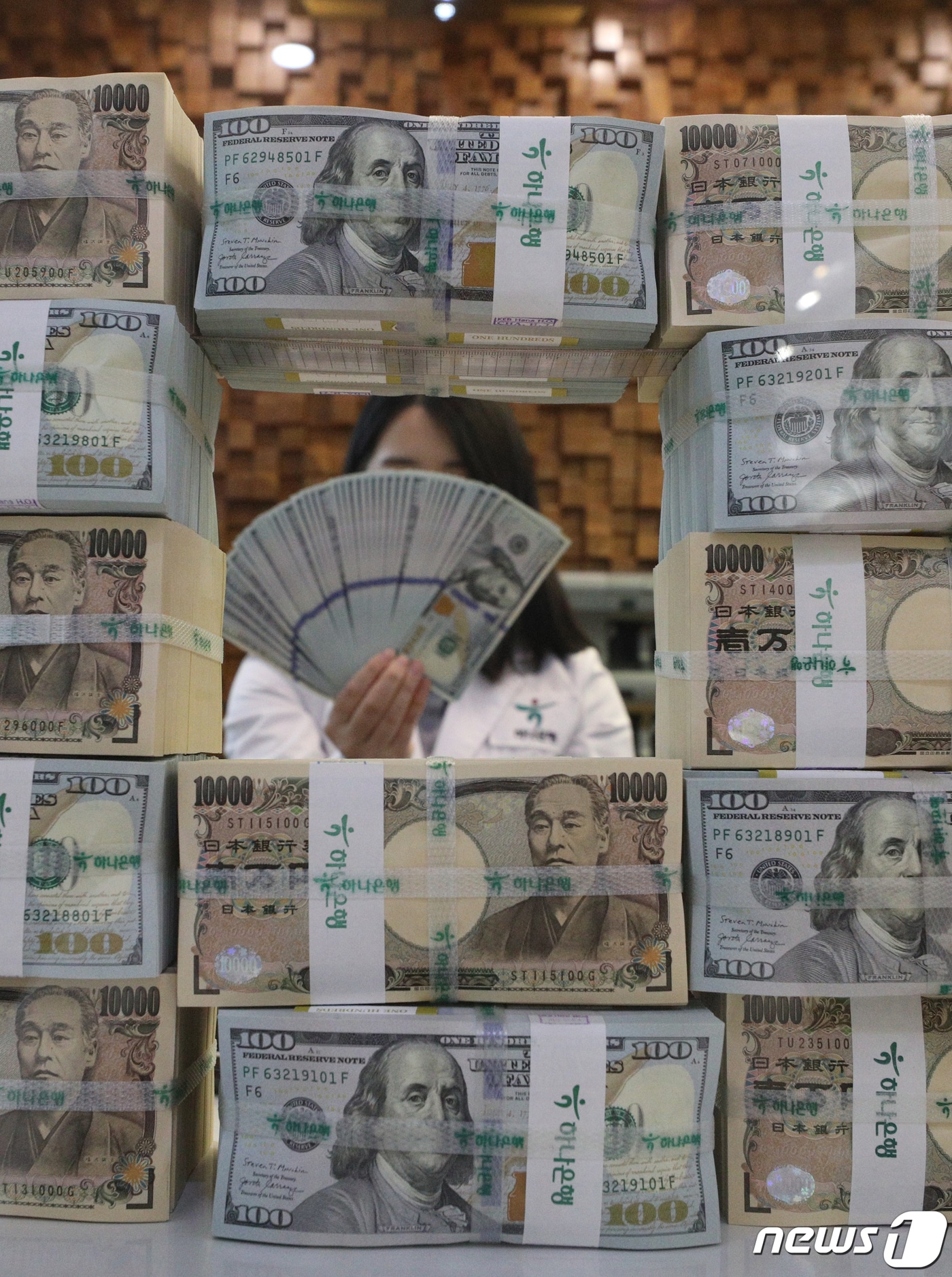 서울 중구 하나은행 위변조대응센터에서 직원이 달러화와 엔화를 정리하고 있다. 2022.4.20/뉴스1 ⓒ News1 신웅수 기자