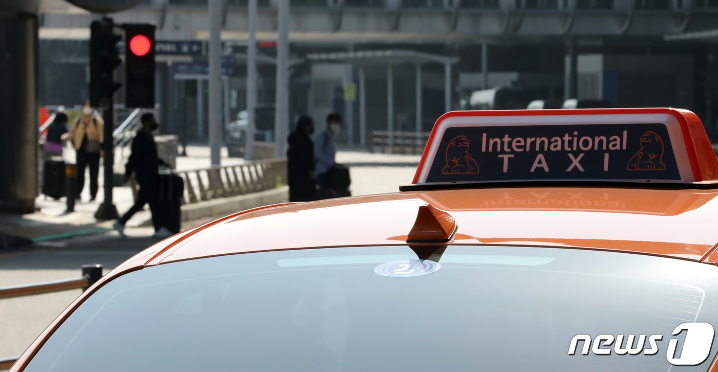  인천국제공항 1터미널 앞에 택시들이 손님을 기다리고 있다./뉴스1 ⓒ News1 이승배 기자