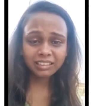 인도의 유명 배우 겸 가수 실피 라지가 누리꾼들에게 자신의 사생활을 담은 영상을 공유하지 말아달라고 호소하며 눈물을 흘렸다 (인디아타임스 갈무리) ⓒ 뉴스1