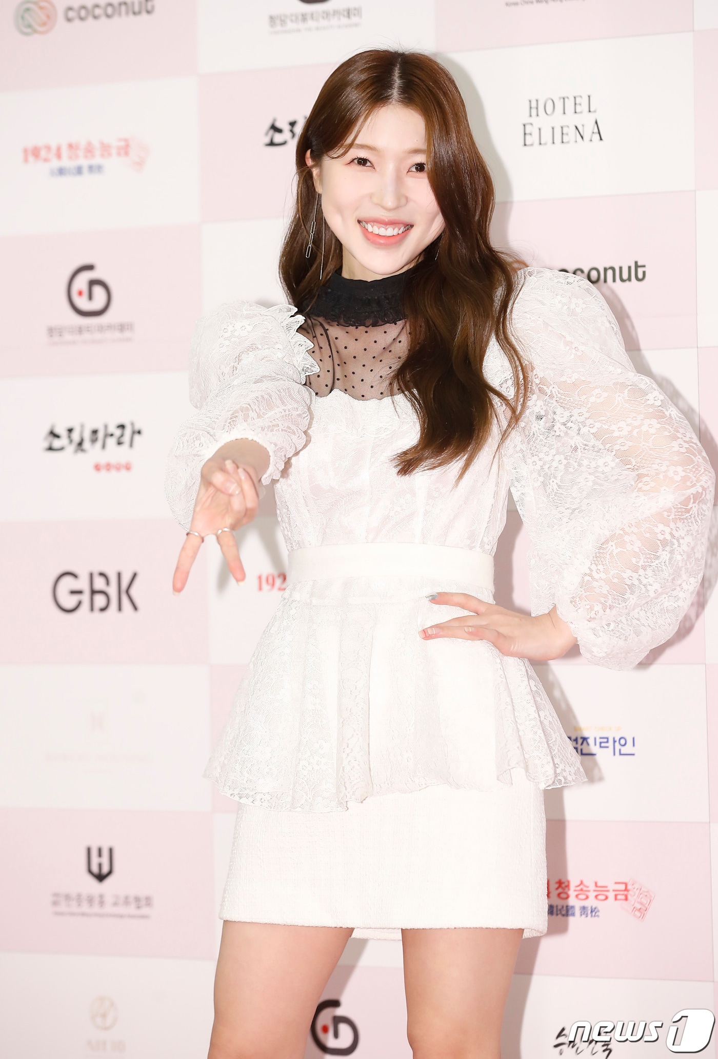 방송인 강나라가 지난 21일 오후 서울 강남구 엘리에나 호텔에서 열린 ‘제 10회 대한민국 예술문화인대상 시상식’에서 포즈를 취하고 있다. ⓒ News1 권현진 기자