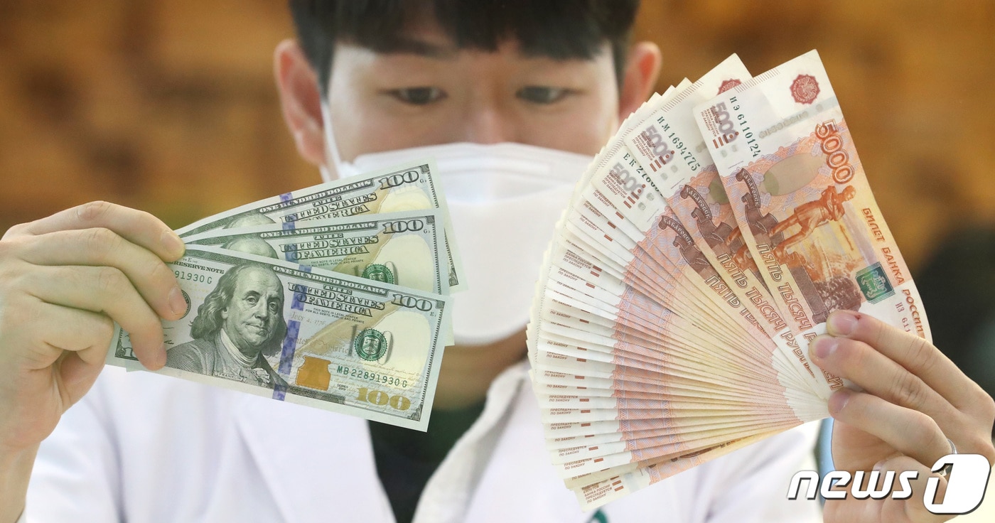 서울 중구 하나은행위변조대응센터에서 직원이 달러와 루블화를 공개하고 있다. 2022.4.22/뉴스1 ⓒ News1 이성철 기자