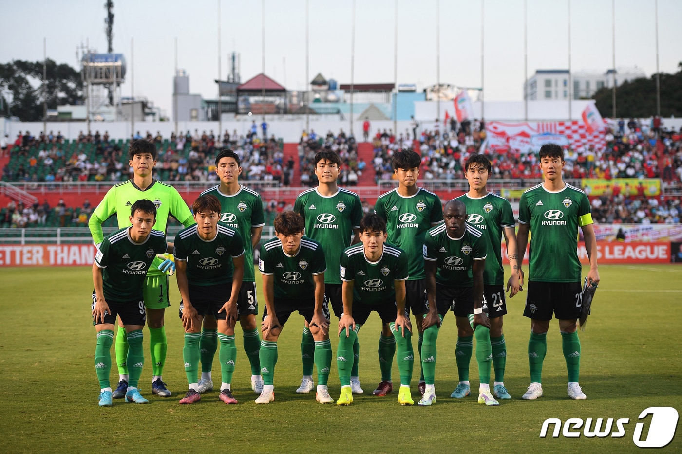 22일(현지시간) 베트남 호찌민 통낫 스타디움에서 열린 ACL 2022 조별리그 3차전 H조 전북 현대와 호앙아인 잘라이의 경기에 앞서 전북 선수들이 기념촬영을 하고 있다.(AFC 제공) 2022.4.22/뉴스1