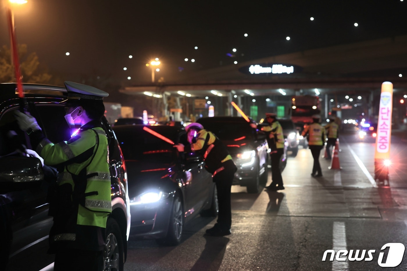 경기남부경찰청이  심야에 도내 주요 고속도로에서 음주운전 일제단속을 벌이고 있다. 경기남부청 제공. ⓒ 뉴스1