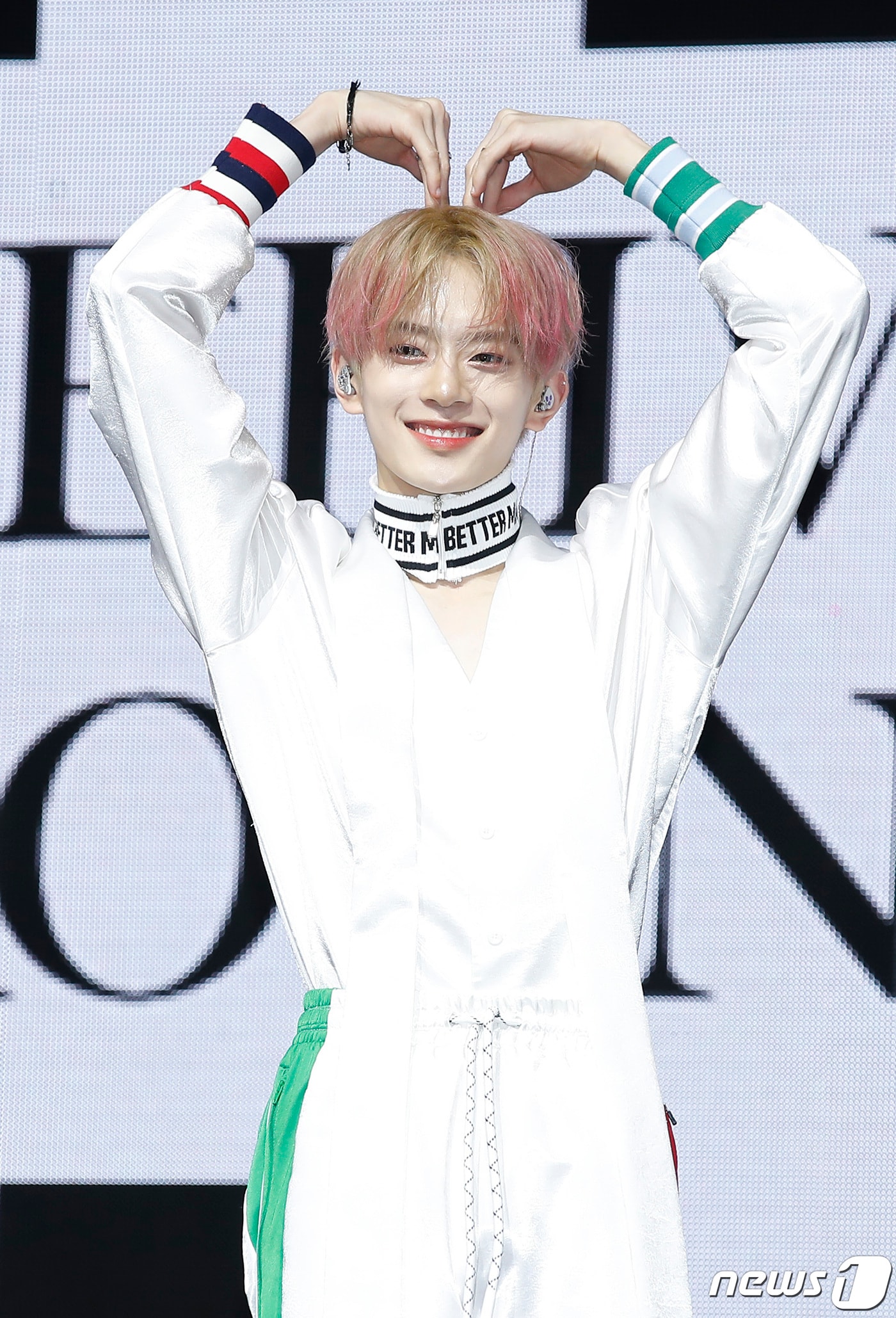 베리베리(VERIVERY) 강민이 25일 서울 광진구 예스24라이브홀에서 가진 첫 정규앨범 ‘VERIVERY SERIES O [ROUND 3 : WHOLE]’ 쇼케이스에서 포즈를 취하고 있다. 2022.4.25/뉴스1 ⓒ News1 권현진 기자