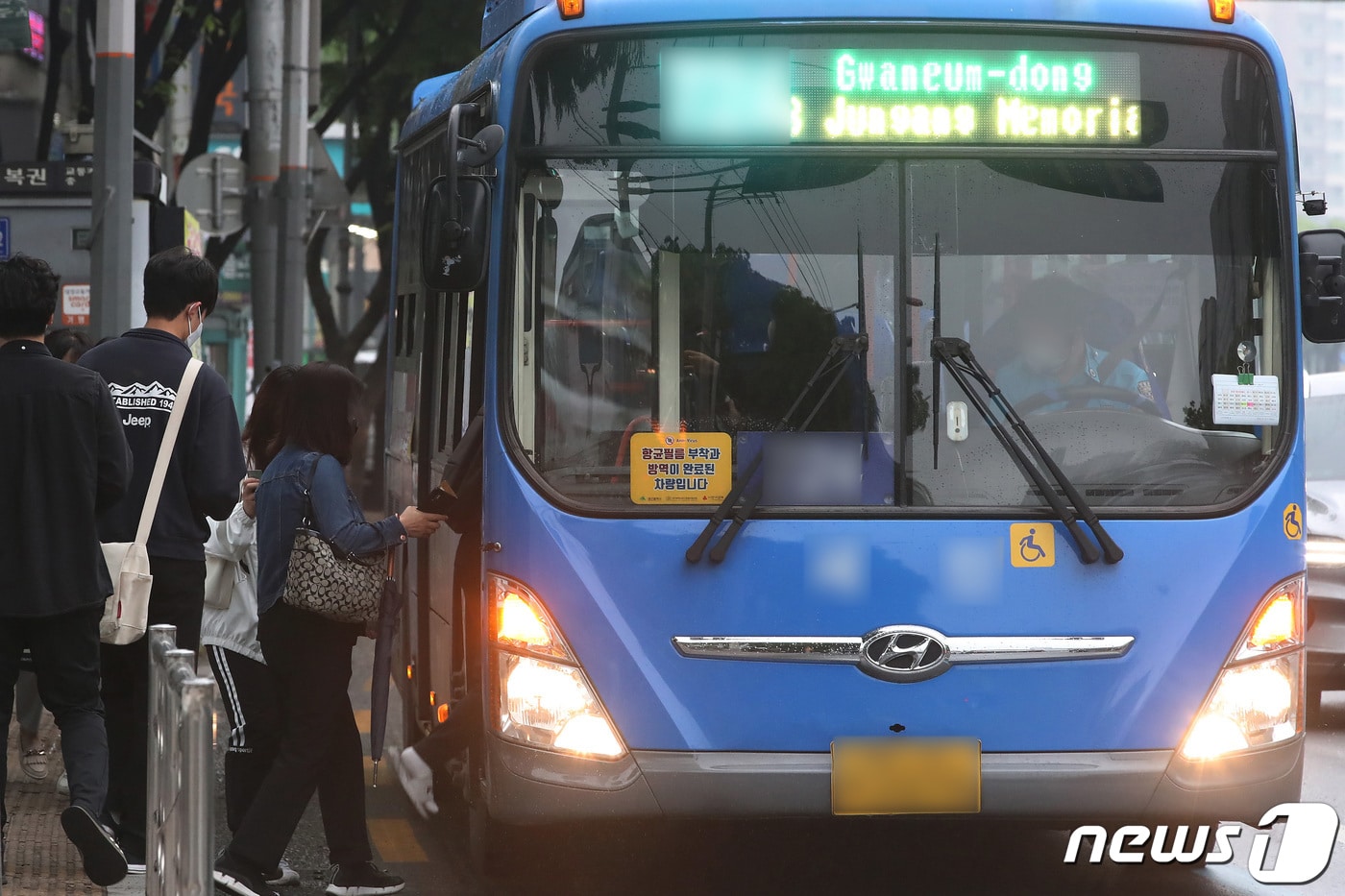 대구에서 대중교통을 이용할 때 K-패스카드를 쓰면 할인 혜택이 주어진다. 대구시는 5월 1일부터 기존 알뜰교통카드 혜택을 확대한 K-패스카드를 도입한다. 사진은 대구 시내버스를 이용하는 시민 모습. 뉴스1 ⓒ News1 공정식 기자