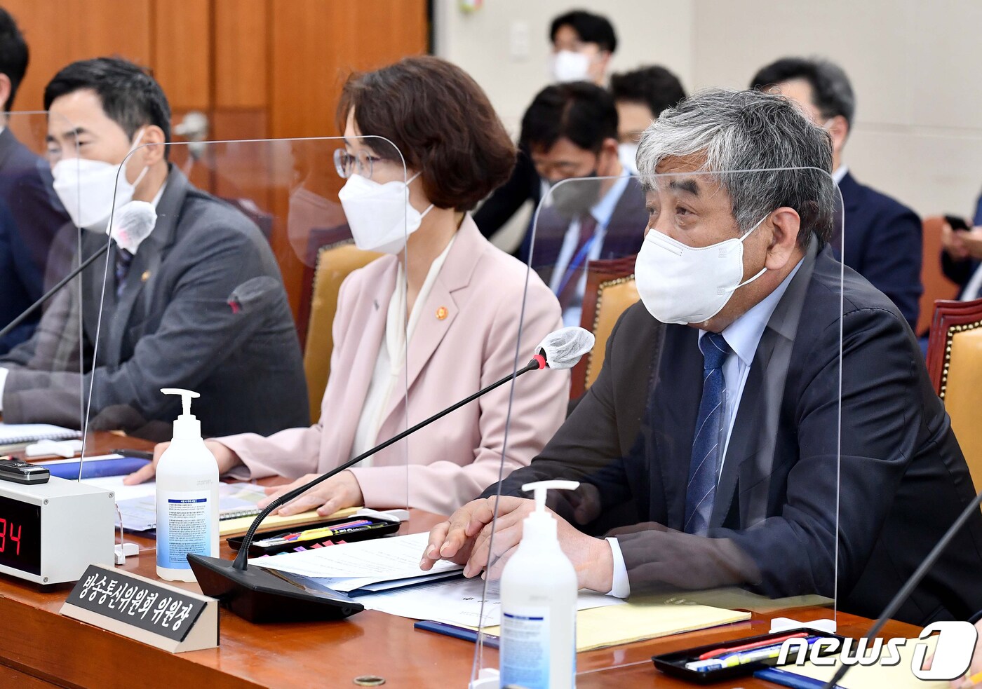 한상혁 방송통신위원회 위원장이 지난 26일 오후 서울 여의도 국회에서 열린 과학기술정보방송통신위원회 전체회의에서 발언하고 있다. (공동취재) 2022.4.26/뉴스1 ⓒ News1 이재명 기자