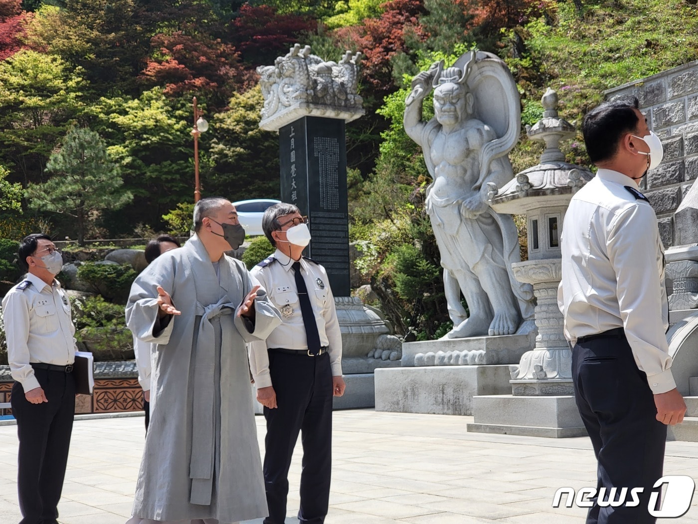 장거래 충북소방본부장은 28일 단양군 영춘면 구인사를 찾아 석가탄신일 대비 현장점검을 했다.(충북소방본부 제공).2022.4.28/ⓒ 뉴스1