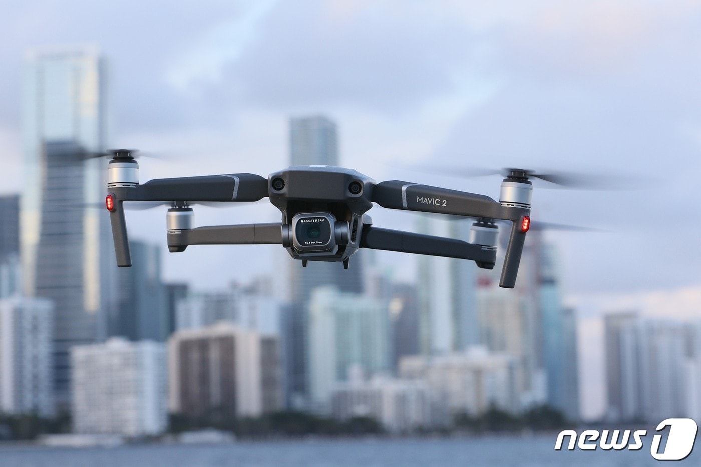 중국 최대 드론업체 대강창신과기유한공사(DJI·다장)가 만든 '다장 매빅 2 프로'(Mavic 2 Pro)가 미국 플로리다주 마이애미 상공을 날고 있다. 2021.12.15 ⓒ AFP=뉴스1 ⓒ News1 정윤미 기자