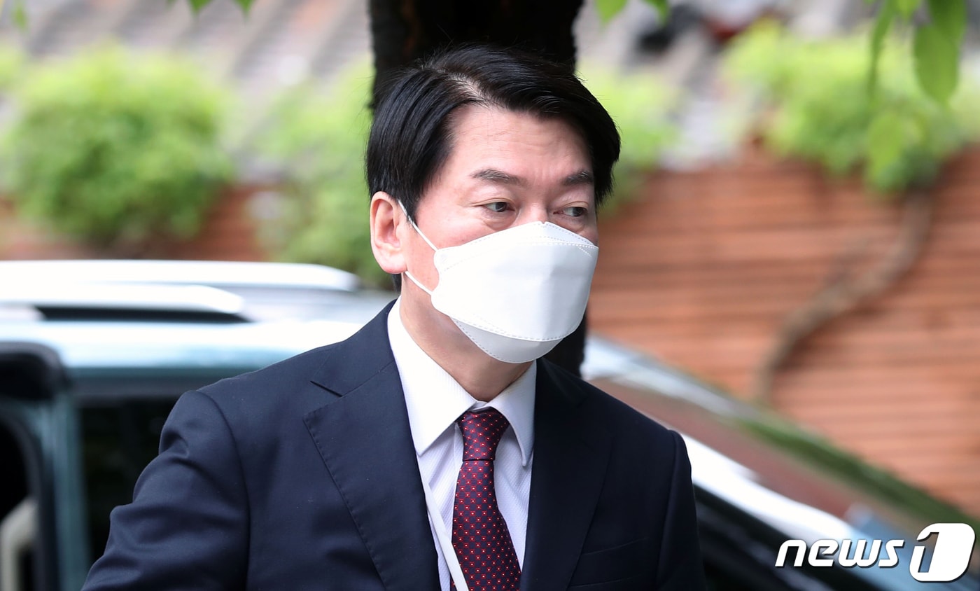 안철수 대통령직인수위원장이 29일 오전 서울 종로구 통의동 인수위로 출근하고 있다. 2022.4.29/뉴스1 ⓒ News1 인수위사진기자단