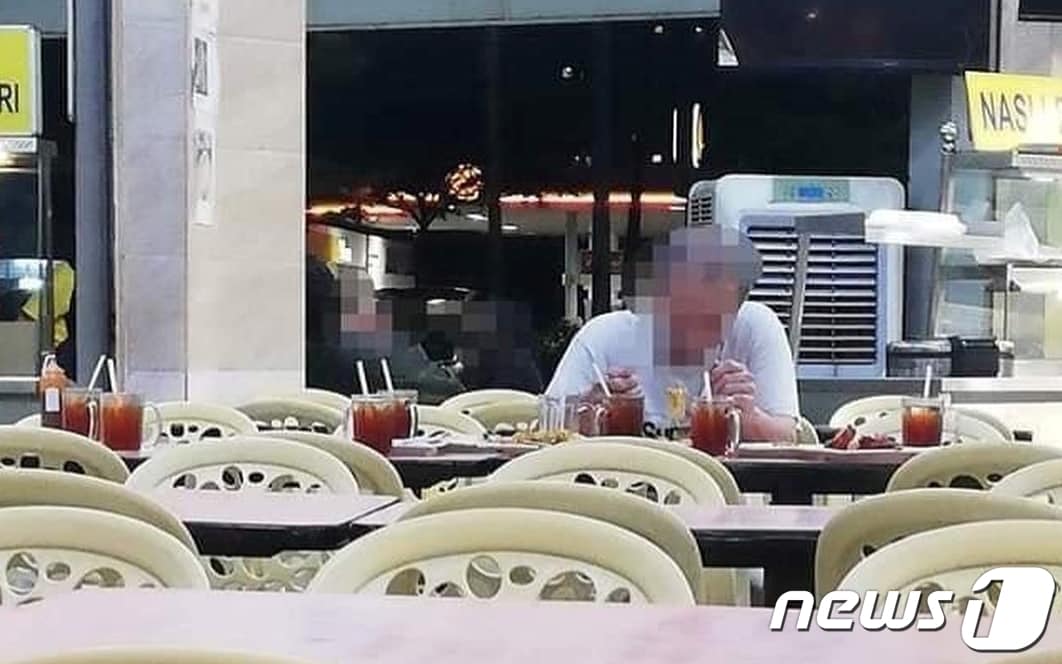 싱가포르의 한 노인이 식당에서 홀로 밥을 먹고 있다. (페이스북 갈무리) ⓒ 뉴스1