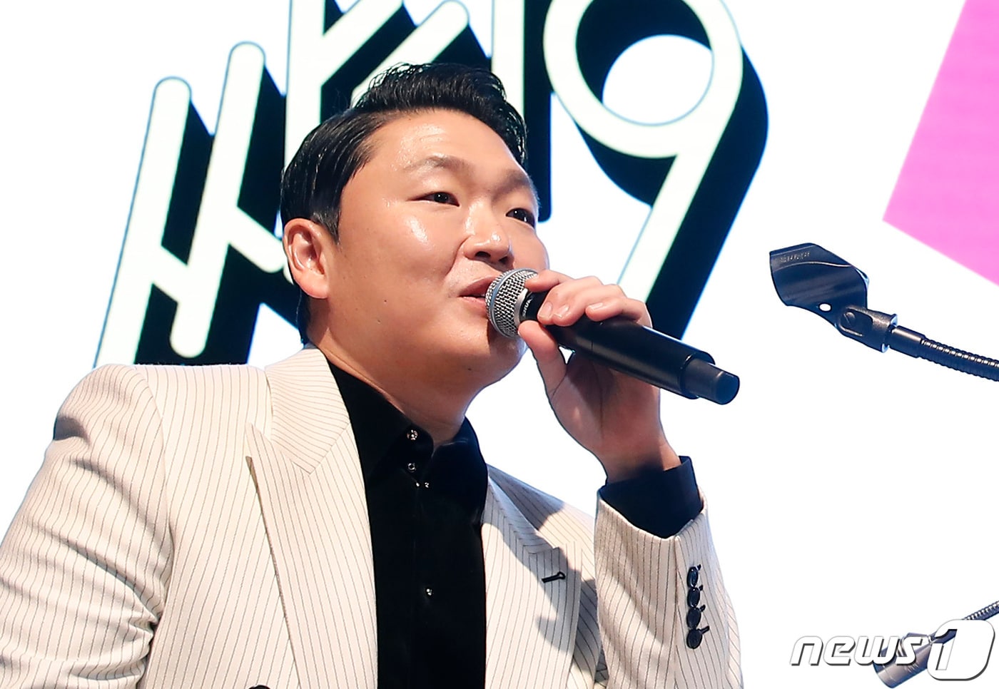 가수 싸이(PSY)가 29일 오후 서울 영등포구 여의도 페어몬트 앰배서더 서울에서 가진 정규 9집 '싸다9' 청음회에서 수록곡 소개를 하고 있다. 2022.4.29/뉴스1 ⓒ News1 권현진 기자
