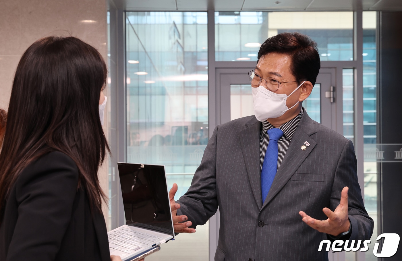 송영길 더불어민주당 6·1 지방선거 서울시장 경선 후보가 29일 오후 서울 여의도 국회 소통관에서 서울시 자영업자 임대료 부담과 이자부담을 절감할 수 있는 '누구나상가보증시스템' 정책 공약 발표 기자회견에 앞서 취재진 질문에 답변하고 있다. (공동취재) 2022.4.29/뉴스1 ⓒ News1 이재명 기자