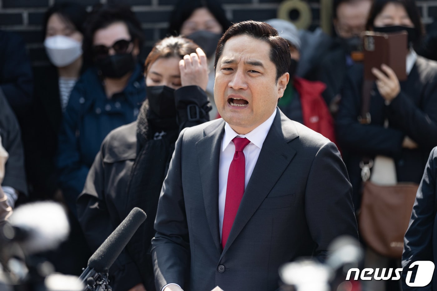 강용석 가로세로연구소 소장이 4일 오후 경기도 수원시 권선구 제10전투비행단 앞에서 열린 경기도지사 출마 공식선언 기자회견에서 발언을 하고 있다. 2022.4.4/뉴스1 ⓒ News1 이재명 기자