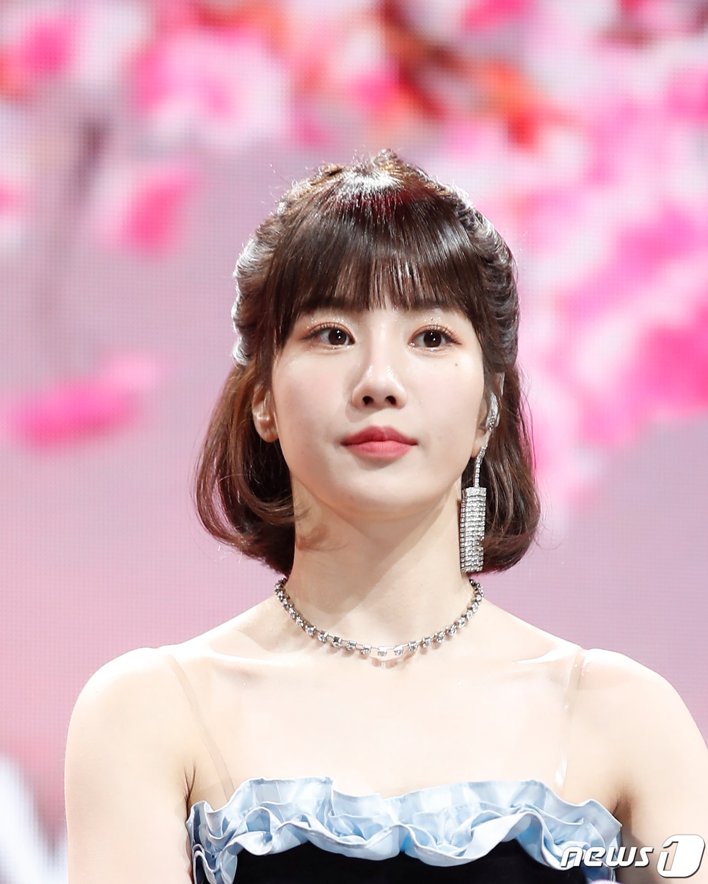 가수 권은비가 4일 오후 서울 광진구 예스24 라이브 홀에서 가진 두 번째 미니 앨범 ‘컬러(color)’ 컴백 쇼케이스에서 매력을 발산하고 있다. 2022.4.4/뉴스1 ⓒ News1 권현진 기자