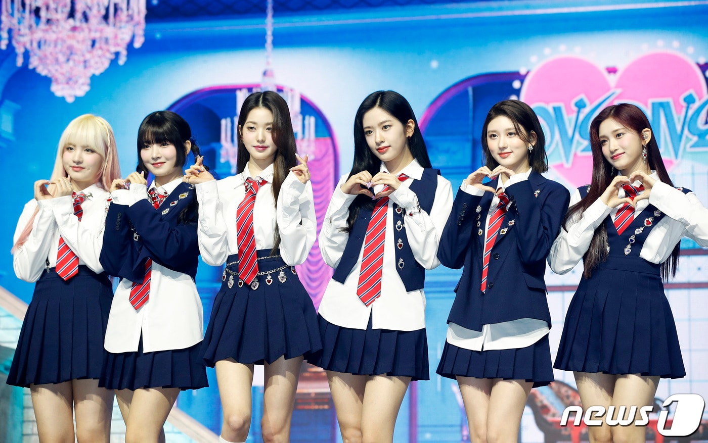 그룹 아이브(IVE) 리즈(왼쪽부터), 레이, 원영, 유진, 가을, 이서가 5일 오후 서울 용산구 한남동 블루스퀘어에서 가진 두 번째 싱글 앨범 'LOVE DIVE(러브 다이브)' 발매 기념 미디어 쇼케이스에서 포즈를 취하고 있다. 2022.4.5/뉴스1 ⓒ News1 권현진 기자