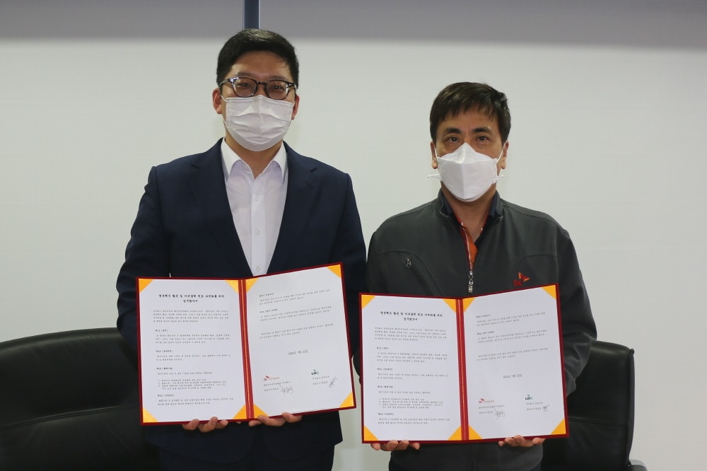 왼쪽부터 엘디카본 대표 황용경, SK인천석유화학 대표이사 최윤석ⓒ 뉴스1