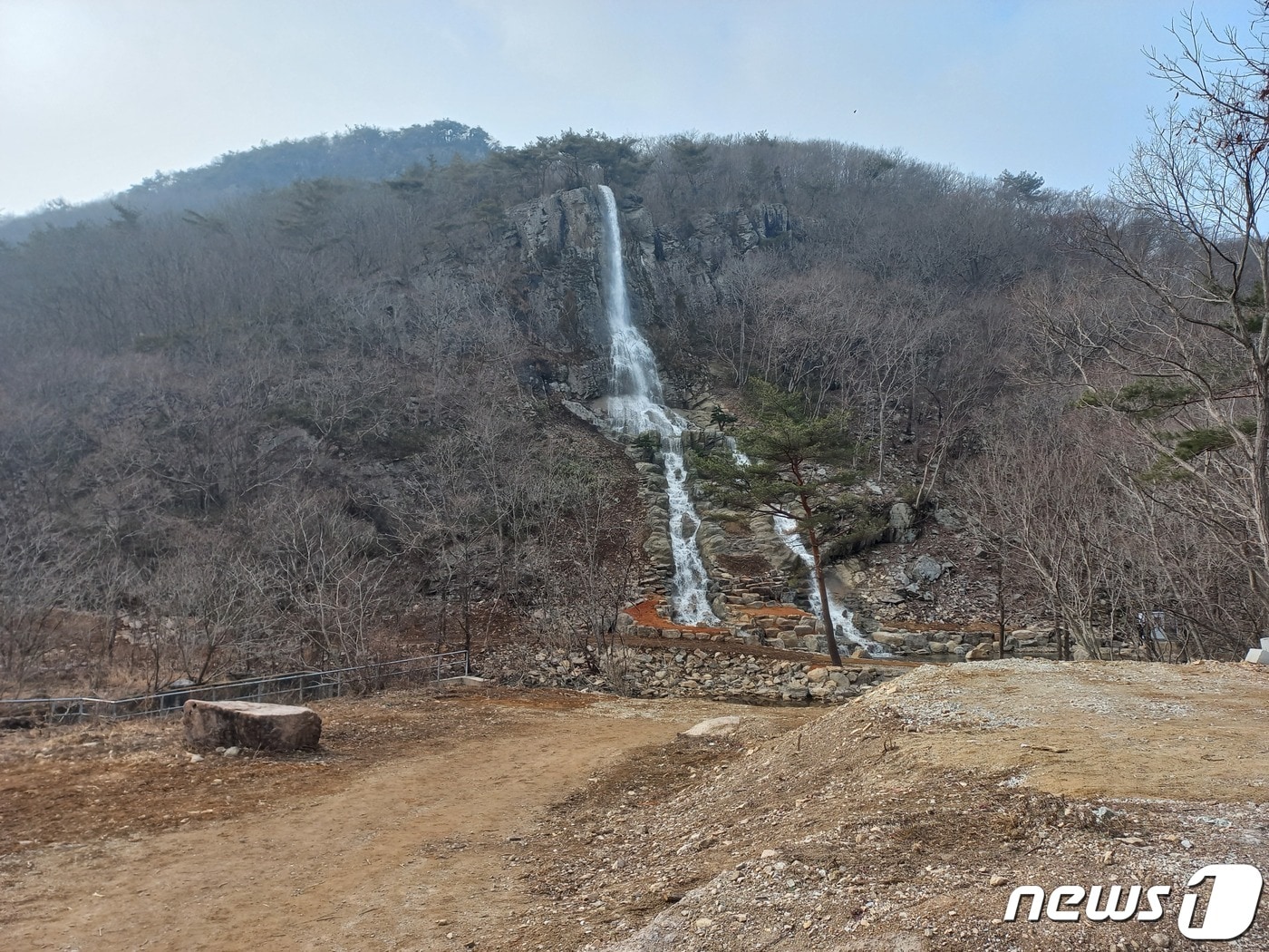 전북 고창군 선운산도립공원에 조성된 인공폭포인 '도솔폭포'가 시범운영를 마치고 본격 가동됐다.  ⓒ 뉴스1