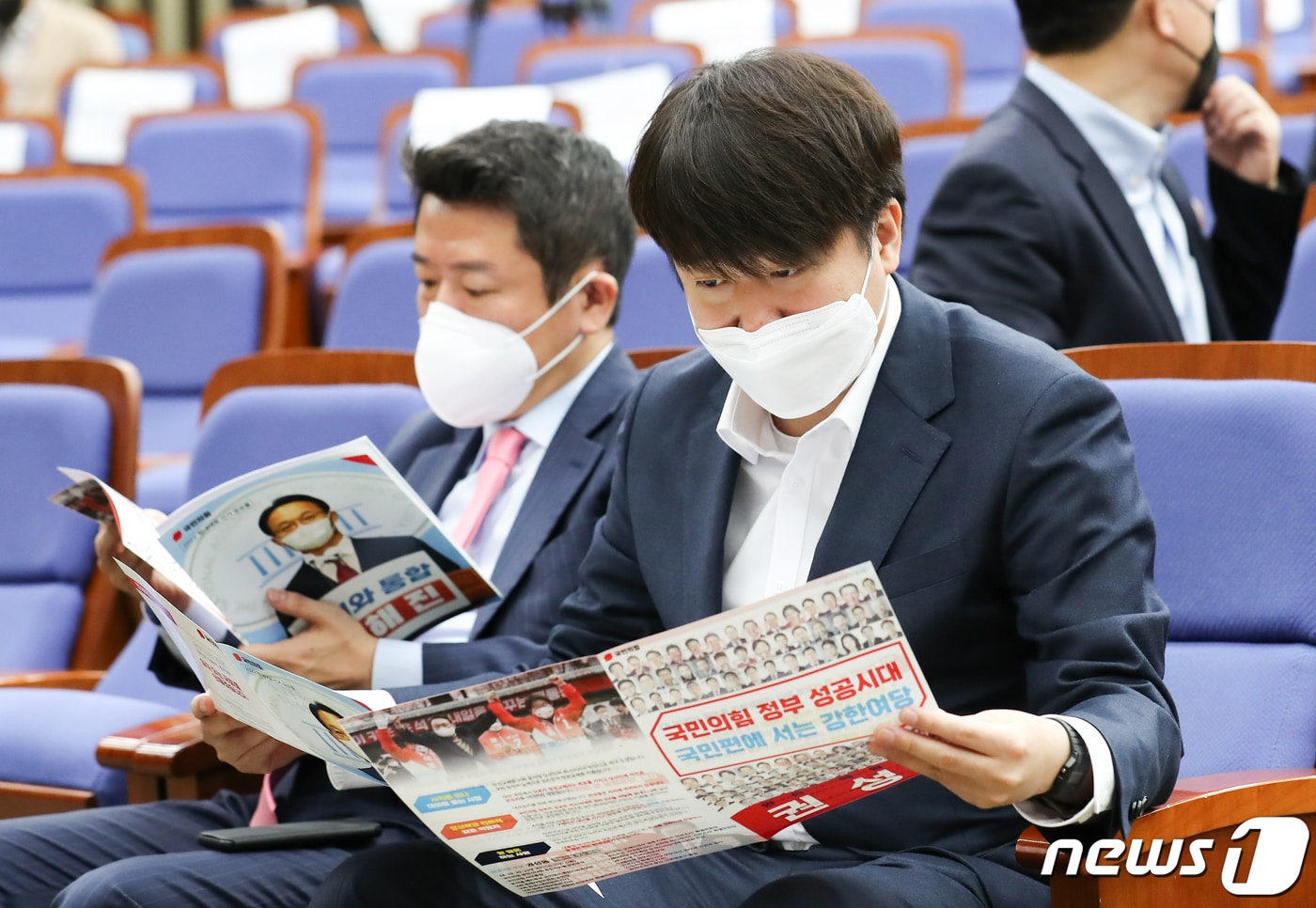 국민의힘 이준석 대표와 유의동 정책위의장이 8일 서울 여의도 국회 본청에서 열린 국민의힘 원내대표 선출 의원총회에서 후보들의 공약을 읽어보고 있다. 2022.4.8 ⓒ 뉴스1 허경 기자