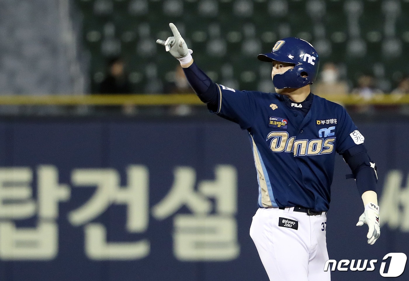 8일 서울 송파구 잠실야구장에서 열린 2022 신한은행 SOL KBO리그 NC 다이노스와 LG 트윈스의 경기 3회초 1사 1루 상황 NC 박건우가 1타점 적시 2루타를 때려낸 뒤 환호하고 있다. 2022.4.8/뉴스1 ⓒ News1 이동해 기자