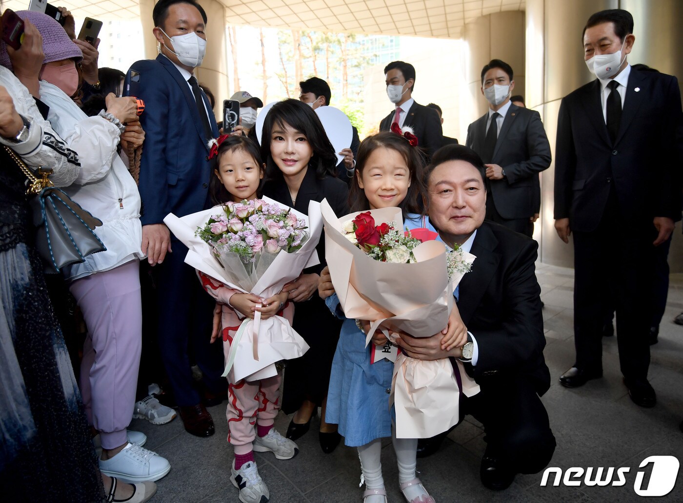 윤석열 대통령과 김건희 여사가 10일 취임식 참석을 위해 서울 서초구 사저를 나서면서 어린이들로부터 꽃다발을 받고 있다. (대통령실사진기자단) 2022.5.10/뉴스1 ⓒ News1 안은나 기자