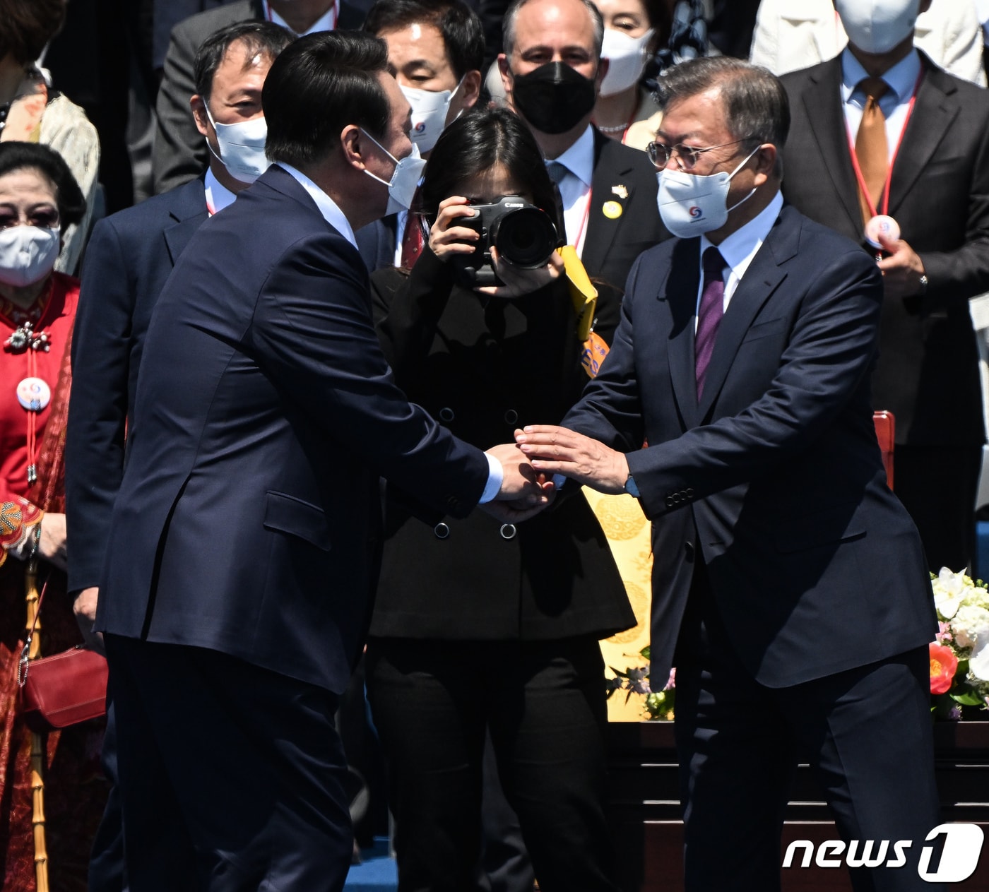 윤석열 대통령이 2022년 5월 10일 오전 서울 여의도 국회에서 열린 제20대 대통령 취임식에서 문재인 전 대통령과 인사하고 있다. 2022.5.10/뉴스1 ⓒ News1 국회사진취재단