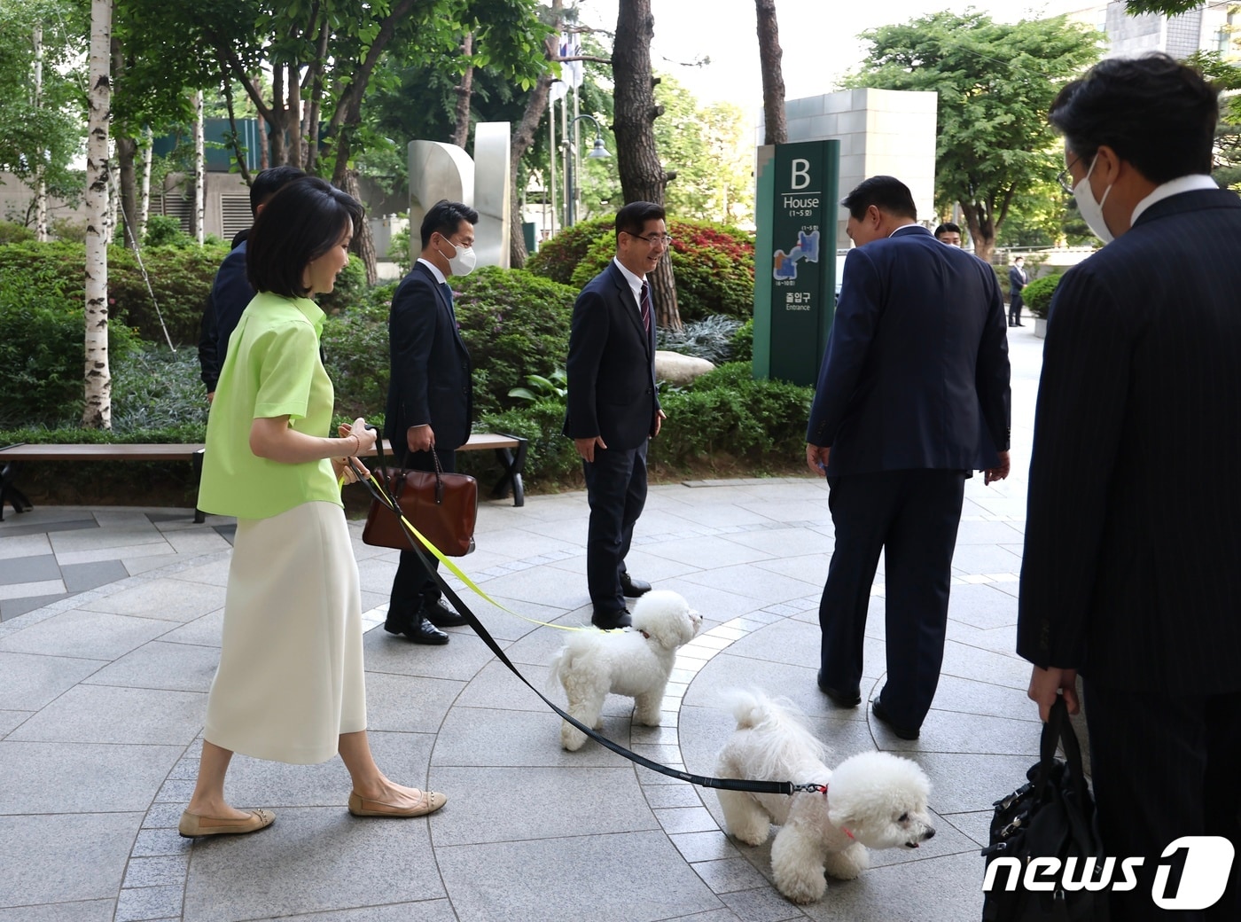 2022년 5월 11일 윤석열 대통령이 서울 서초구 자택에서 부인 김건희 여사와 반려견의 배웅을 받으며 출근을 위해 이동하고 있다. (대통령실 제공) 2022.5.11 ⓒ 뉴스1 오대일 기자