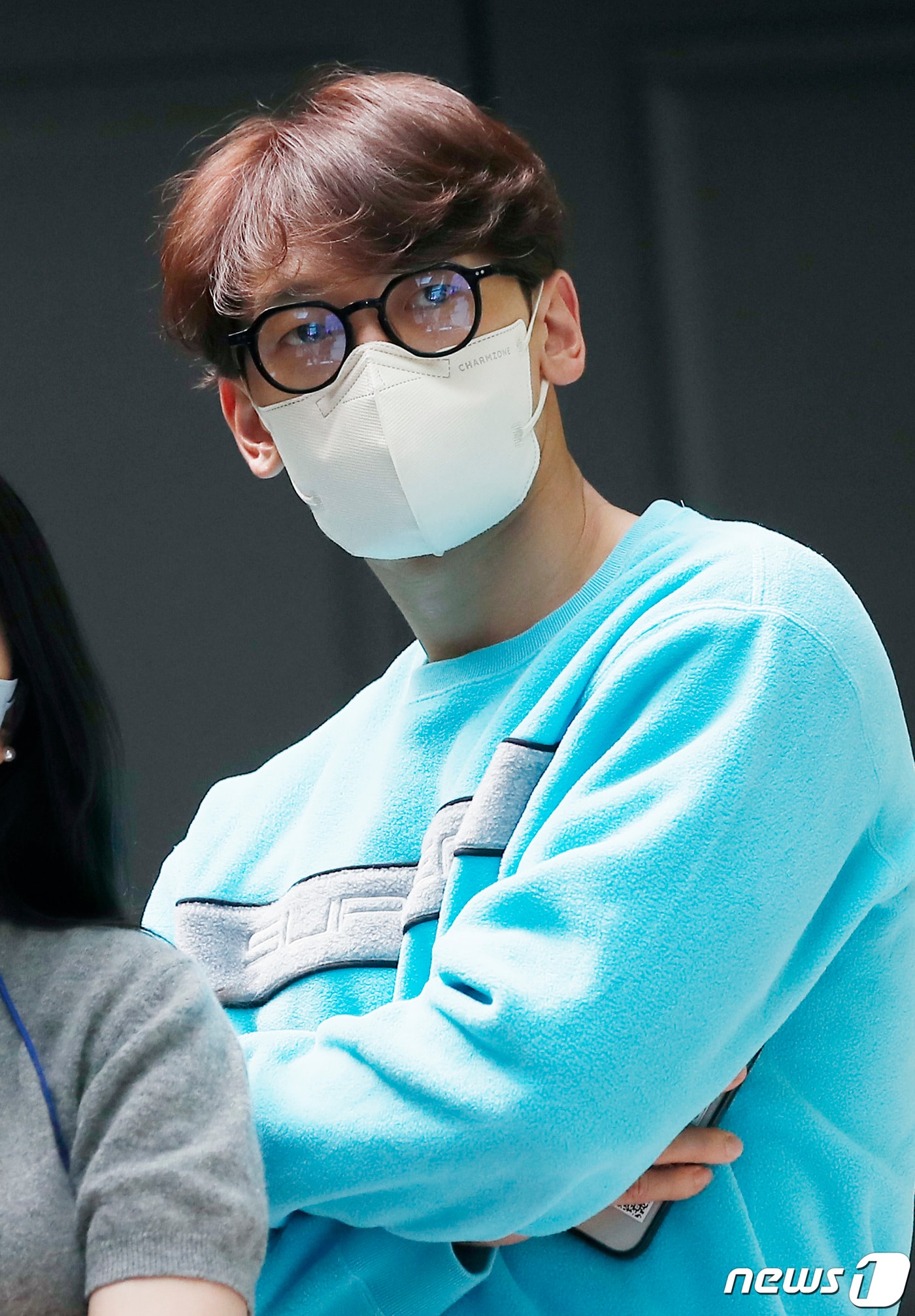 가수 비가 11일 오후 서울 장충동 크레스트72에서 열린 그룹 싸이퍼 세 번째 미니앨범 '더 코드(THE CODE)' 쇼케이스에 참석해 싸이퍼의 첫 무대를 살펴보고 있다. 2022.5.11/뉴스1 ⓒ News1 권현진 기자