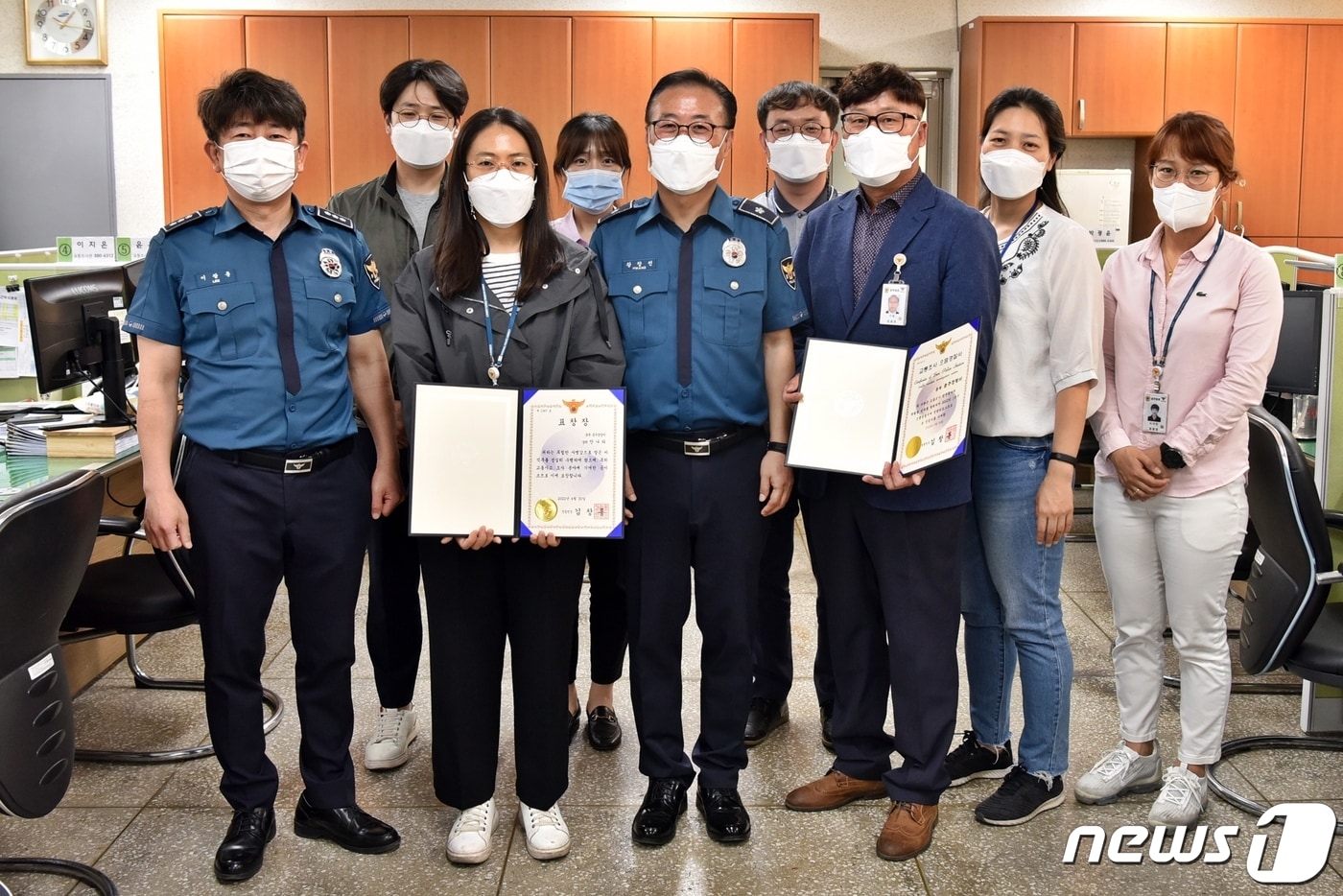 11일 충북 충주경찰서 교통조사팀이 경찰청의 으뜸경찰서 표창을 받고 있다.(충주경찰서 제공)2022.5.11/ⓒ 뉴스1