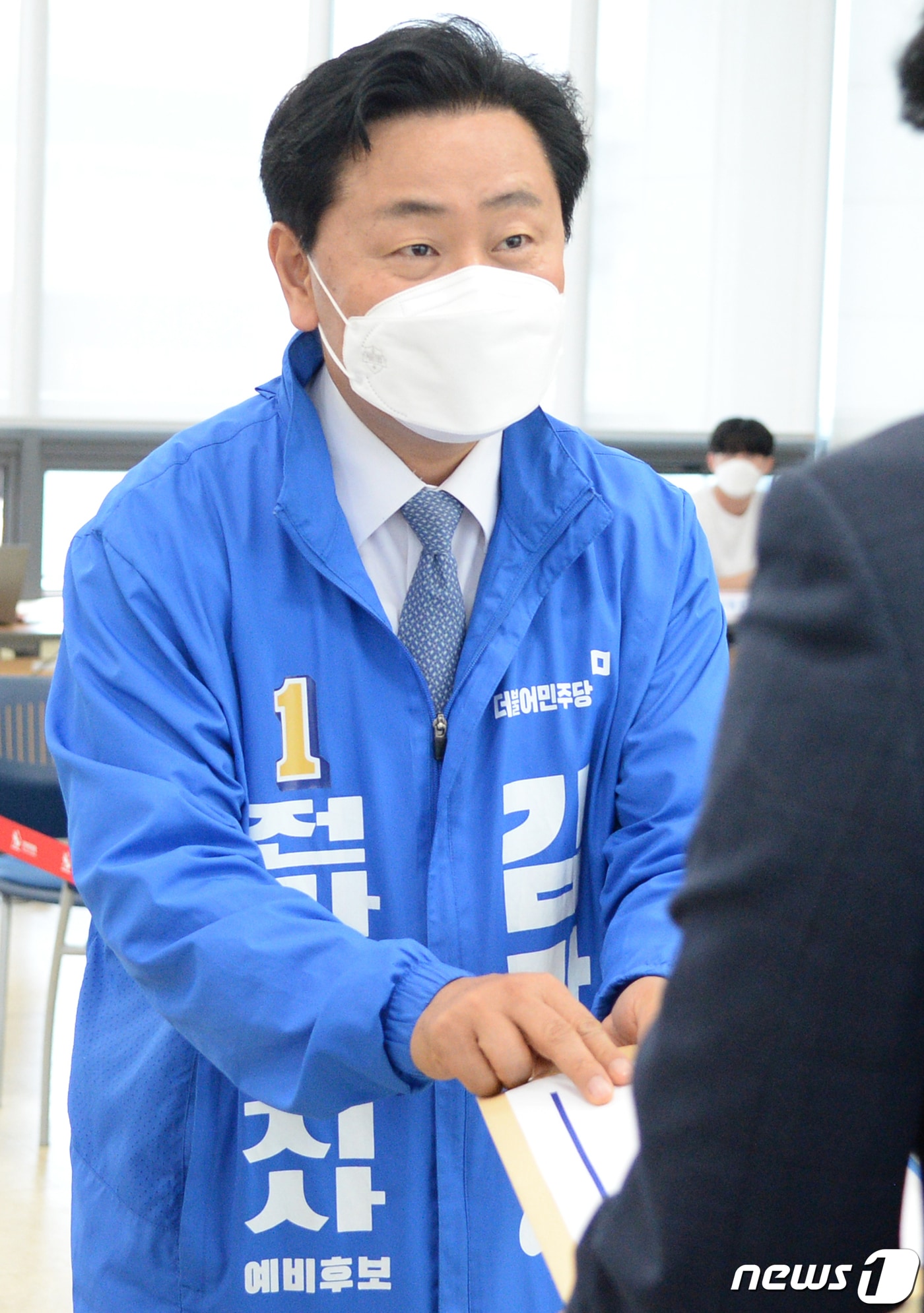 김관영 더불어민주당 전북도지사 후보가 12일 전북 전주시 전라북도선거관리위원회에서 제8회 전국동시지방선거 전라북도지사 후보자 등록을 하고 있다. 2022.5.12/뉴스1 ⓒ News1 유경석 기자